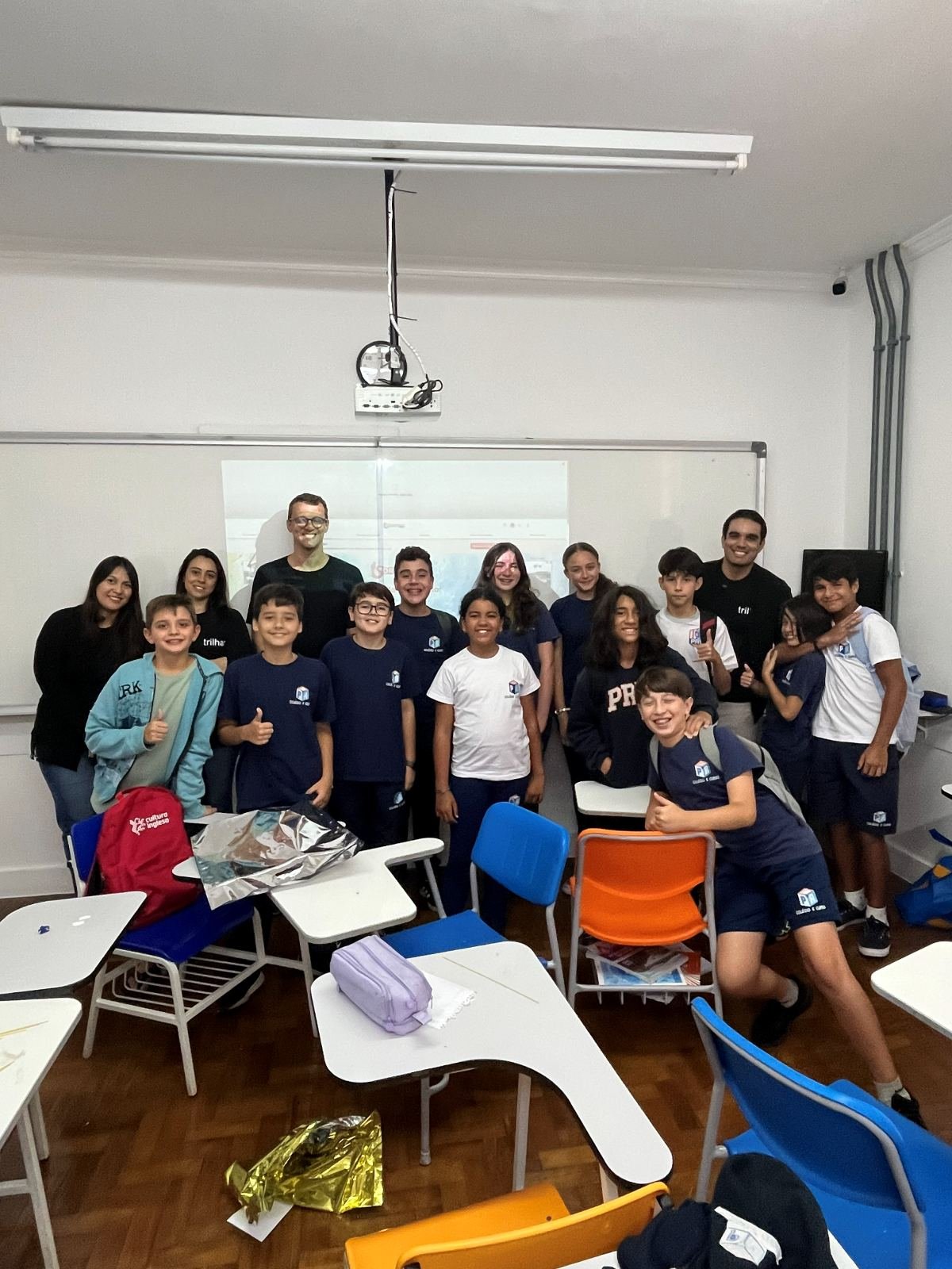 Turma reunida em sala com os facilitadores