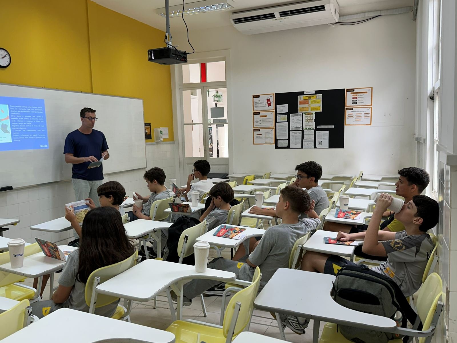 Turma do Trilhar Labs em aula, com alunos nas carteiras e o facilitador à frente