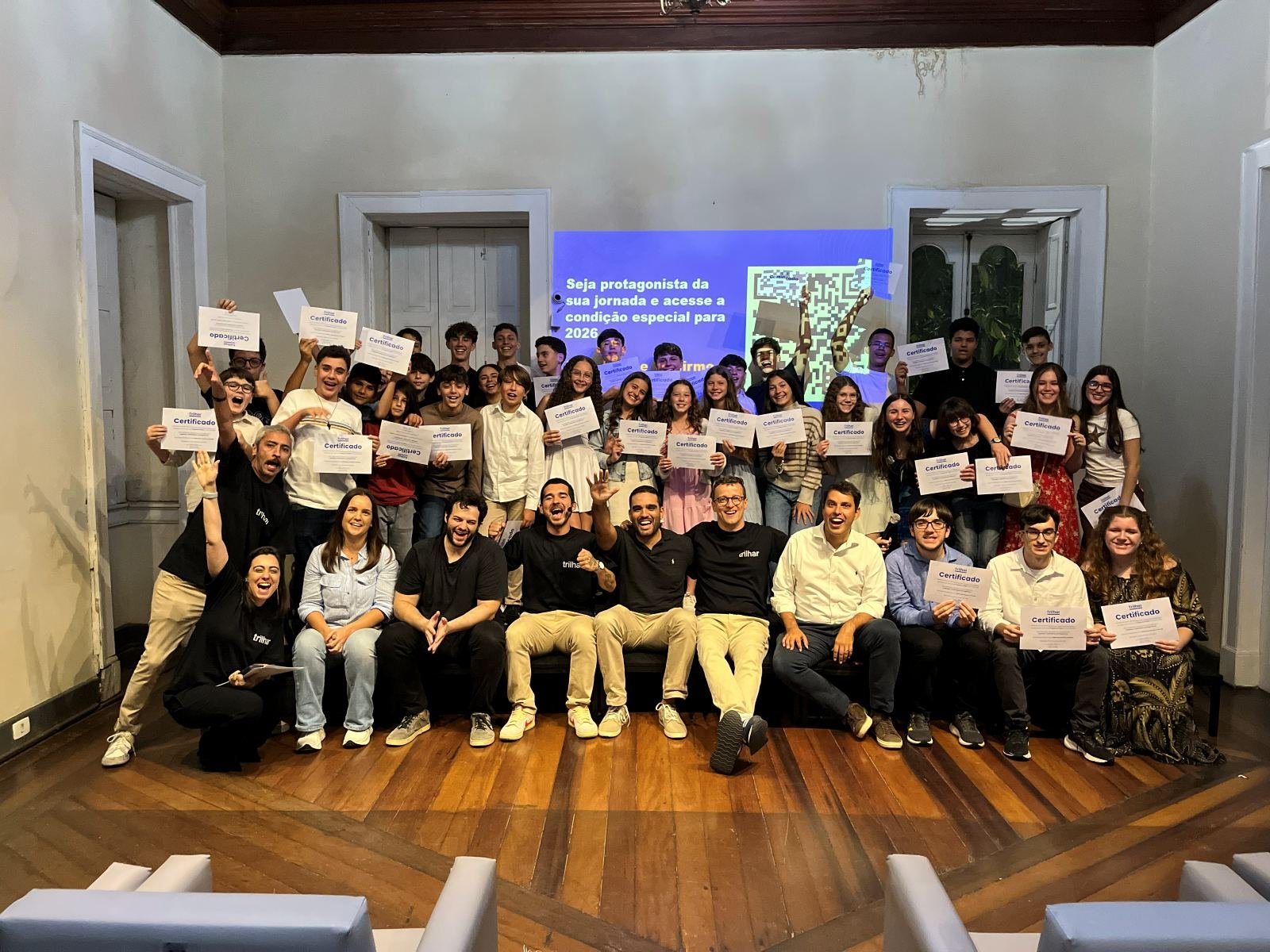 Turma reunida no palco do DemoDay 2025