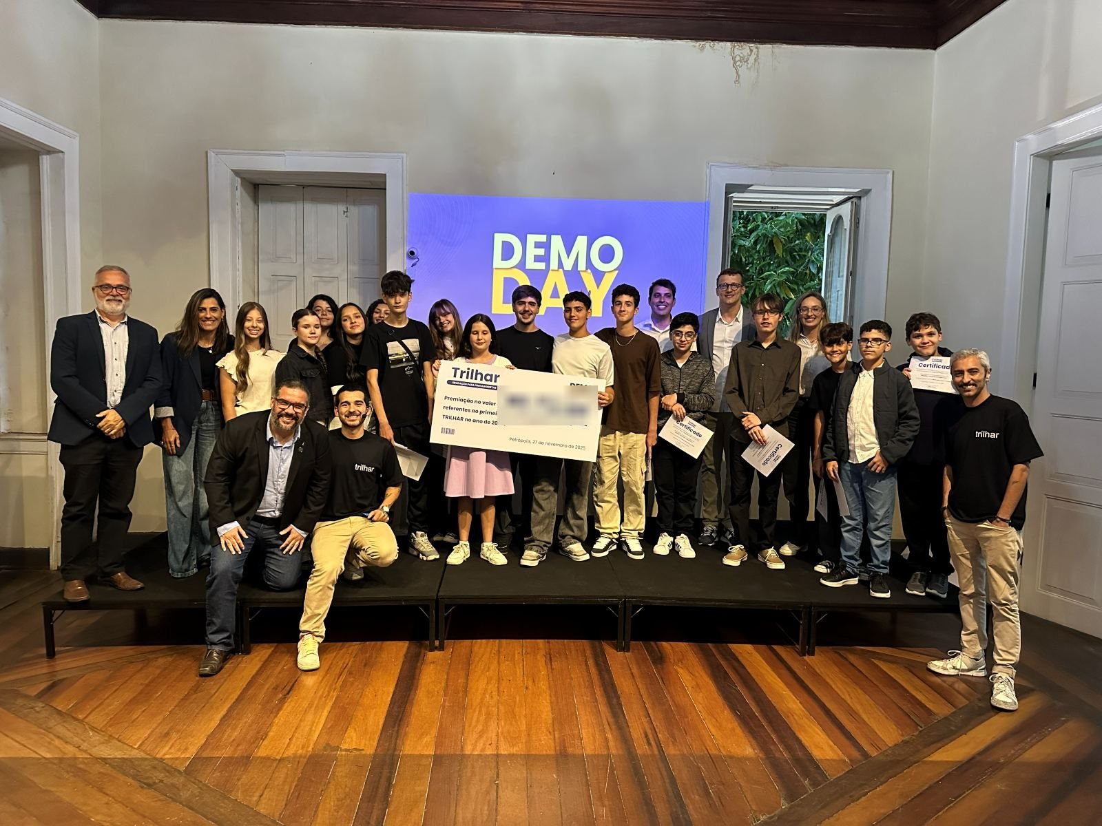 Turma no palco do DemoDay com os certificados