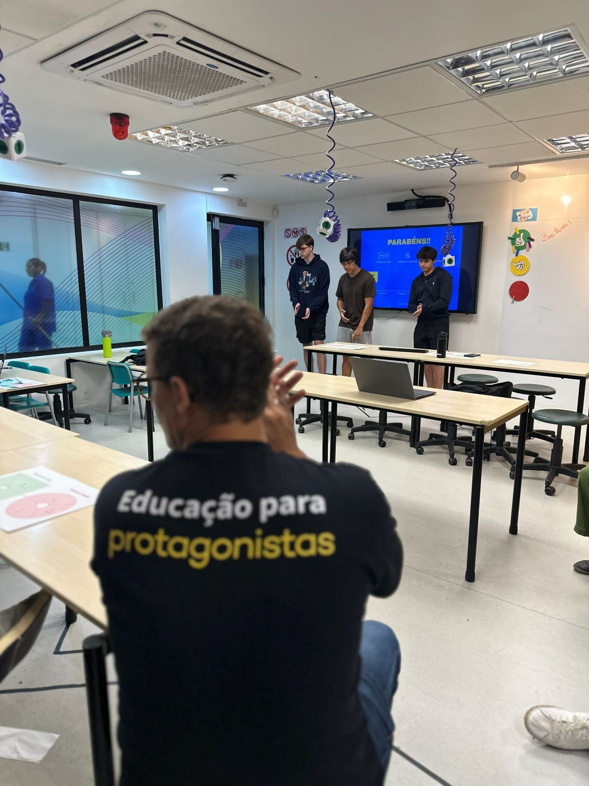 Student groups presenting their projects at the Colégio Alemão Corcovado workshop