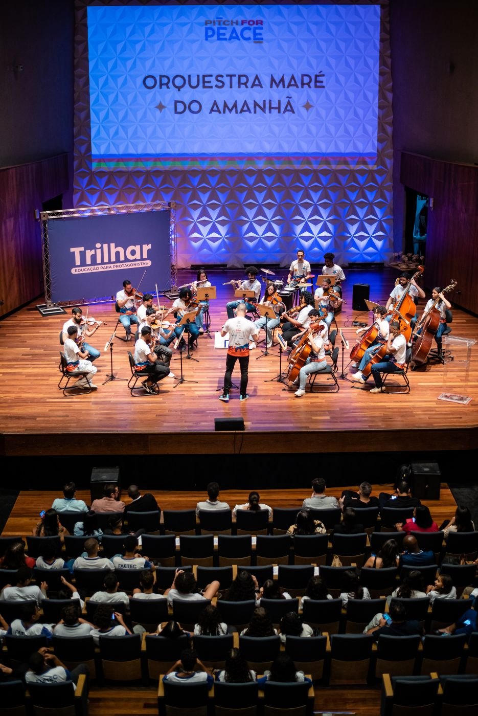 Orquestra Maré do Amanhã no palco da Sala Cecília Meireles