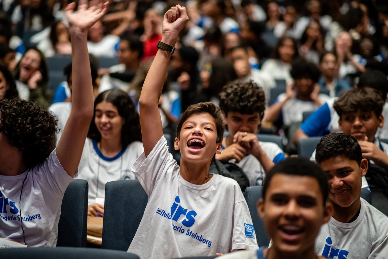 Plateia de jovens comemorando no Pitch for Peace