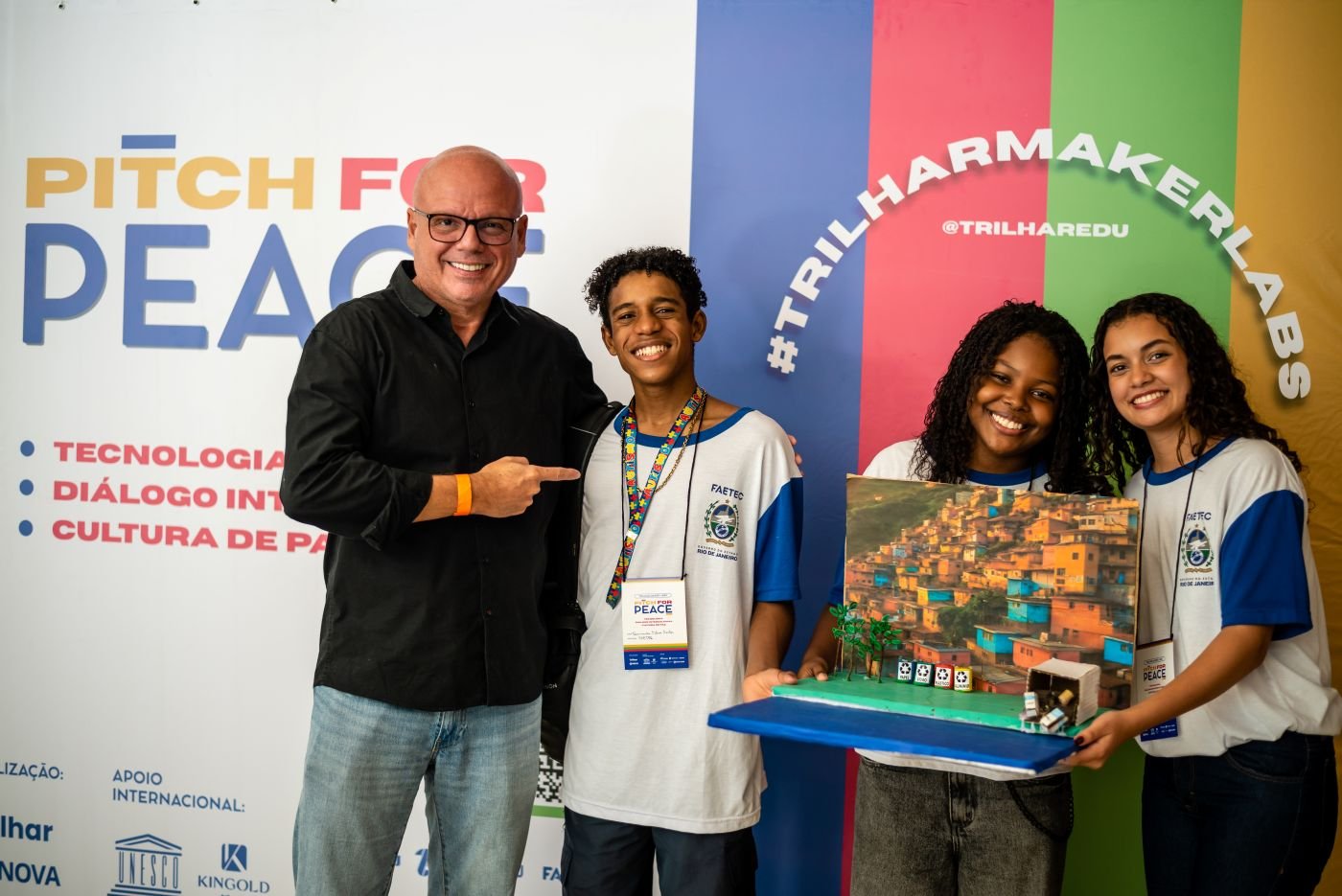 Grupo com o protótipo diante do painel do Pitch for Peace